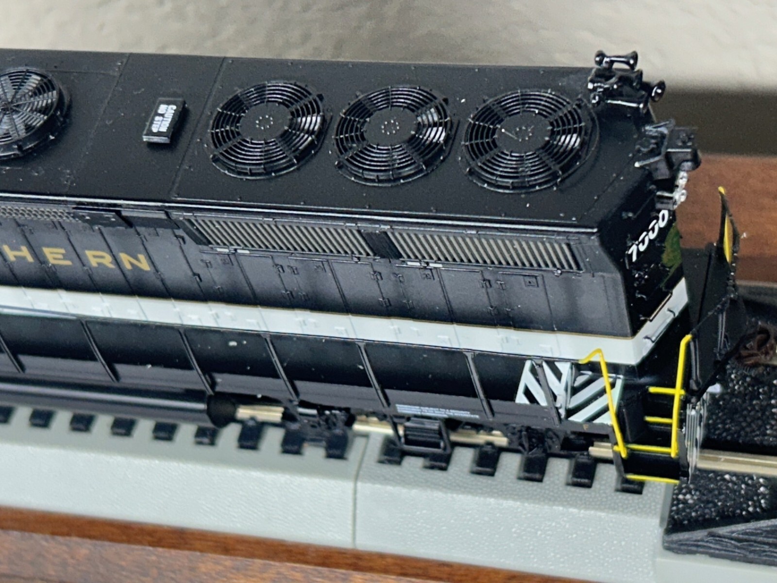 SOUTHERN GP40X HIGH HOOD LOCO DC/DCC ready – HO Scale ” GOLD ” LETTERS NEW OOP