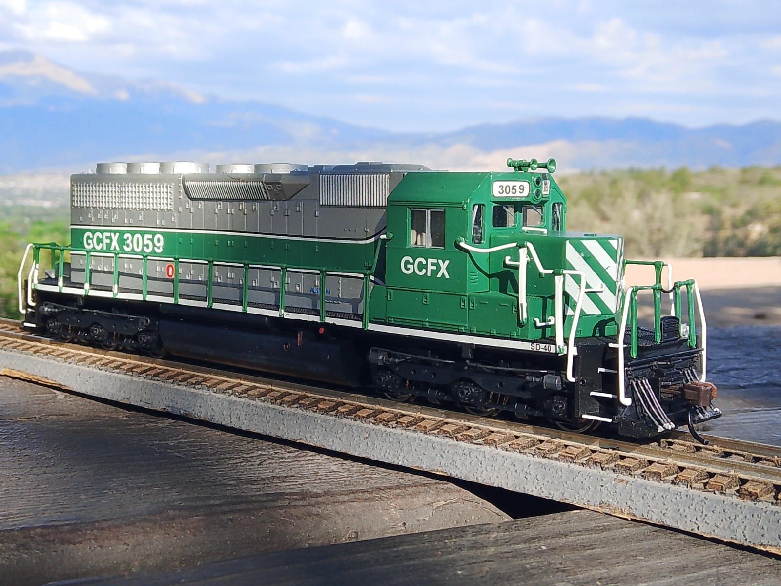 Kato SD40 HO Diesel Locomotive Analog GCFX 3059 Custom Painted 909-H0195