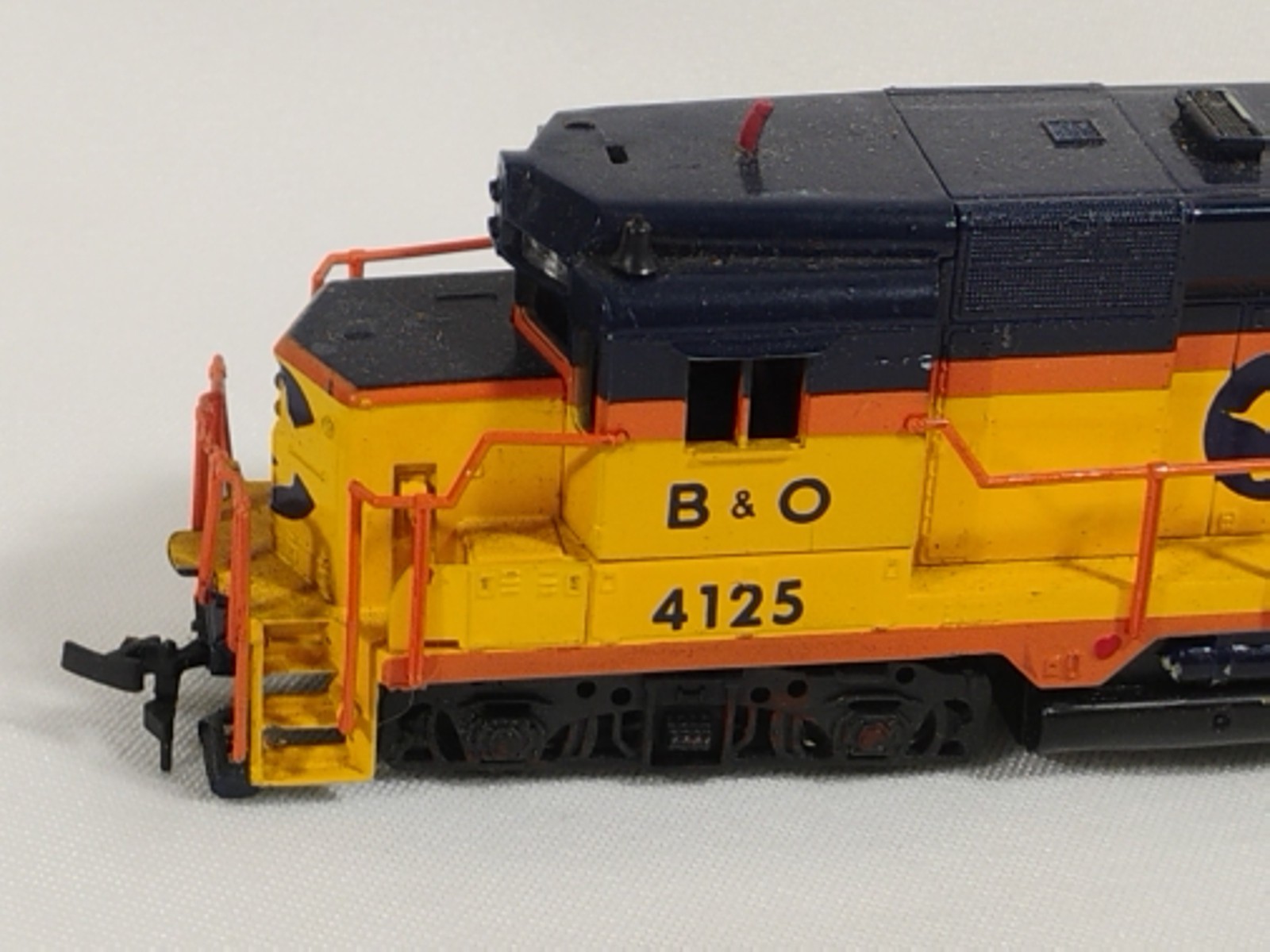 Bachmann HO Diesel Locomotive 4125 Chessie System B&O Yellow Blue Orange