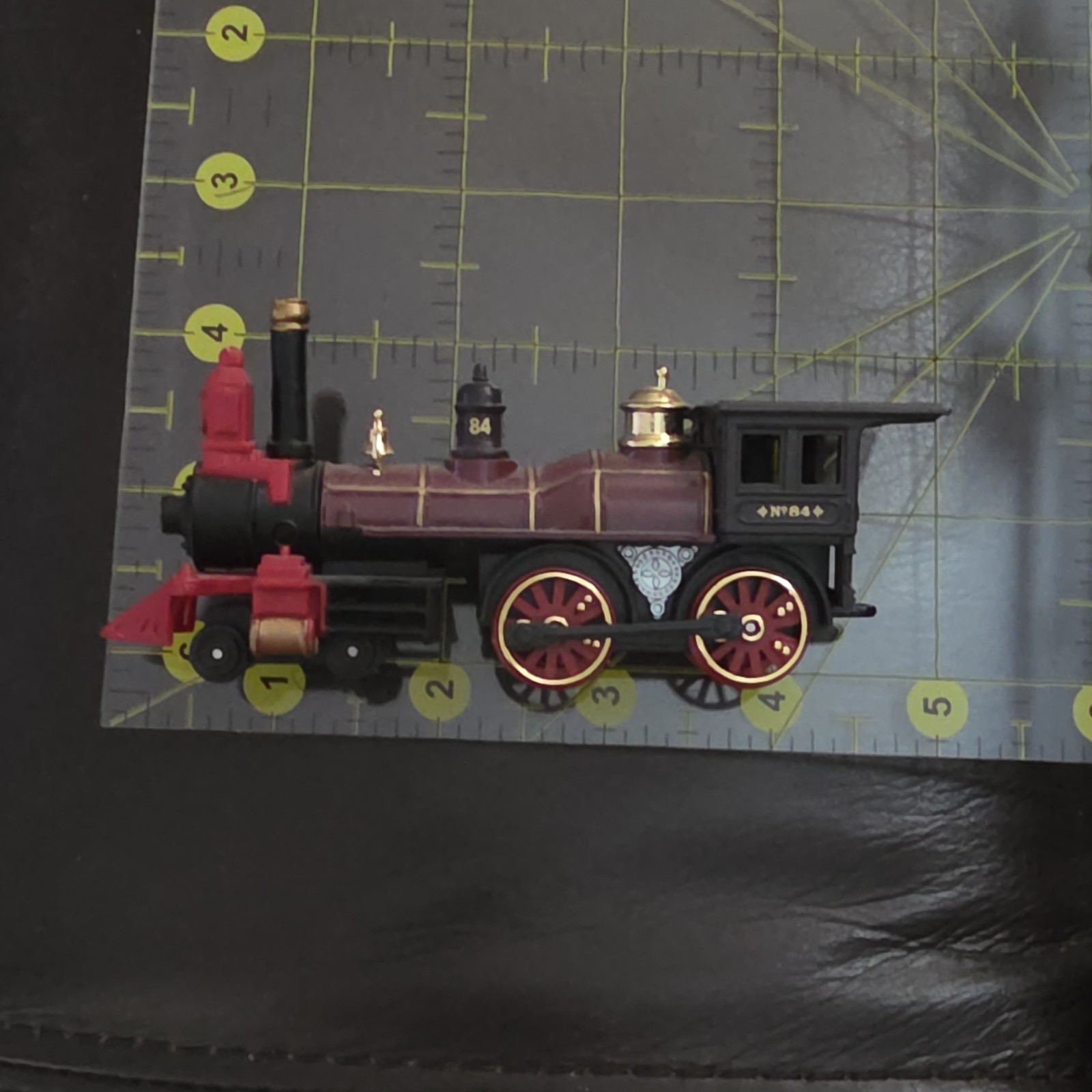 HO Gauge Steam Locomotive 4-4-0 No. 84 Red Black Gold Brown Plastic Model
