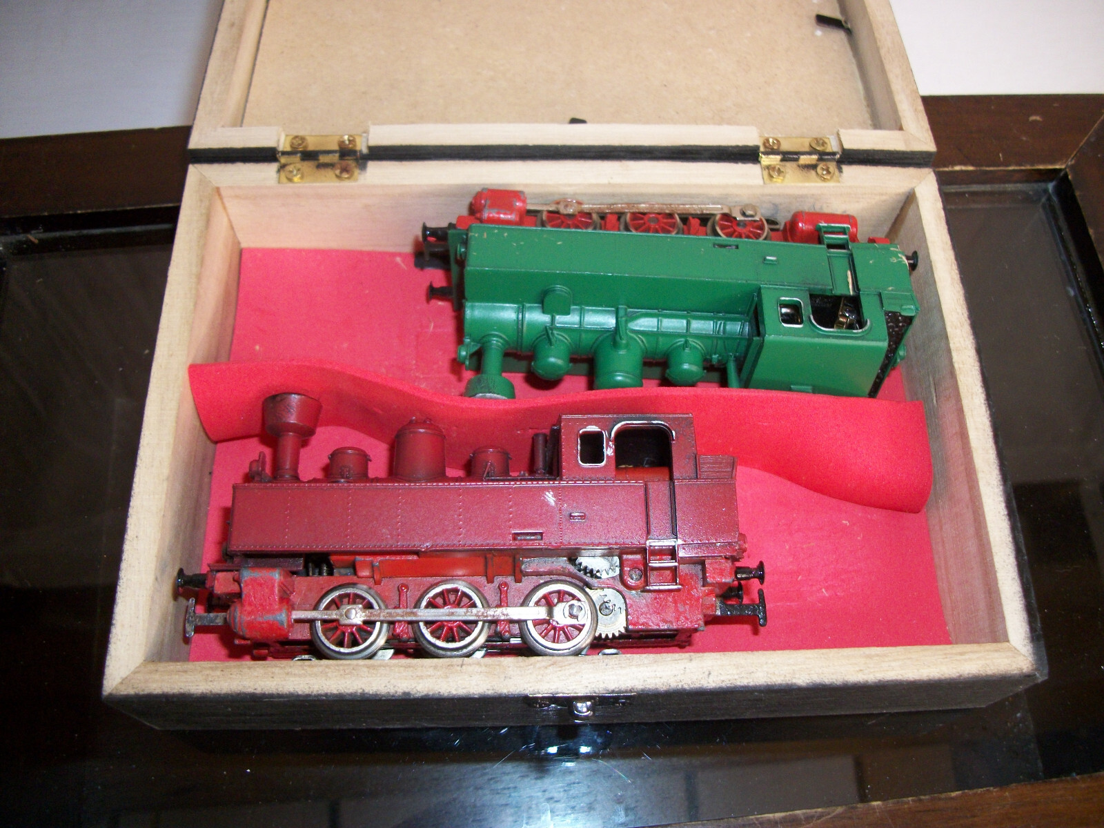 Pair of Marklin HO 0-6-0 Steam Engines #3090 Red & Green 1974-76 USED w BOX (2)