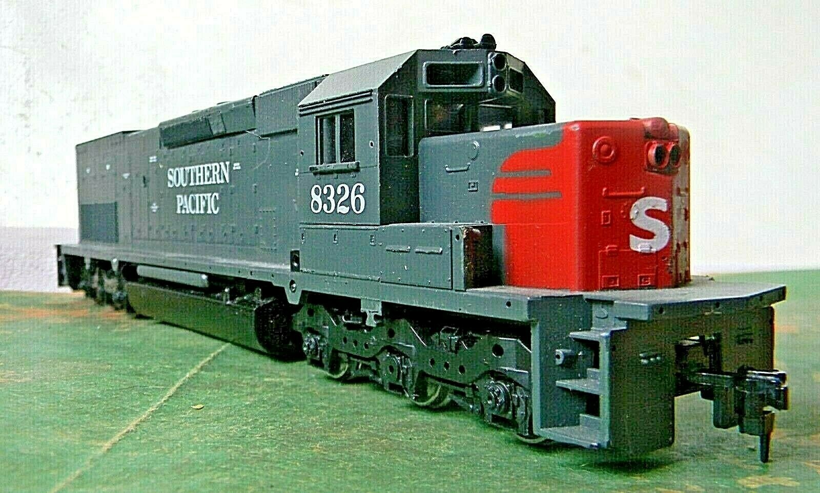 Athearn SD40T-2 Diesel C-C Engine ~ SOUTHERN PACIFIC ~ Rd# 8326 Runs GREAT – HO