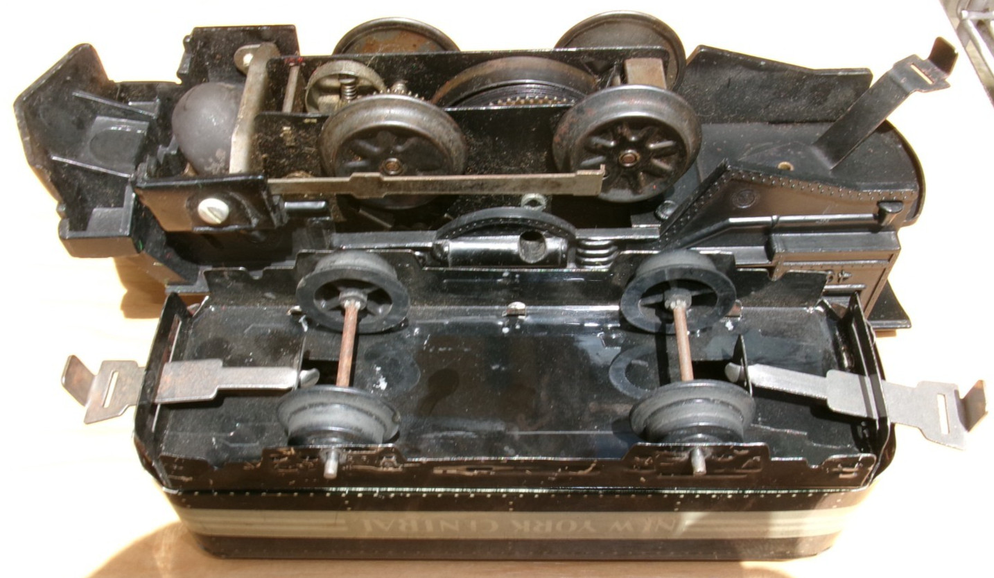 Marx Puffer Clockwork / Wind Up Locomotive 400 & NYC Tin Coal Tender . . EX