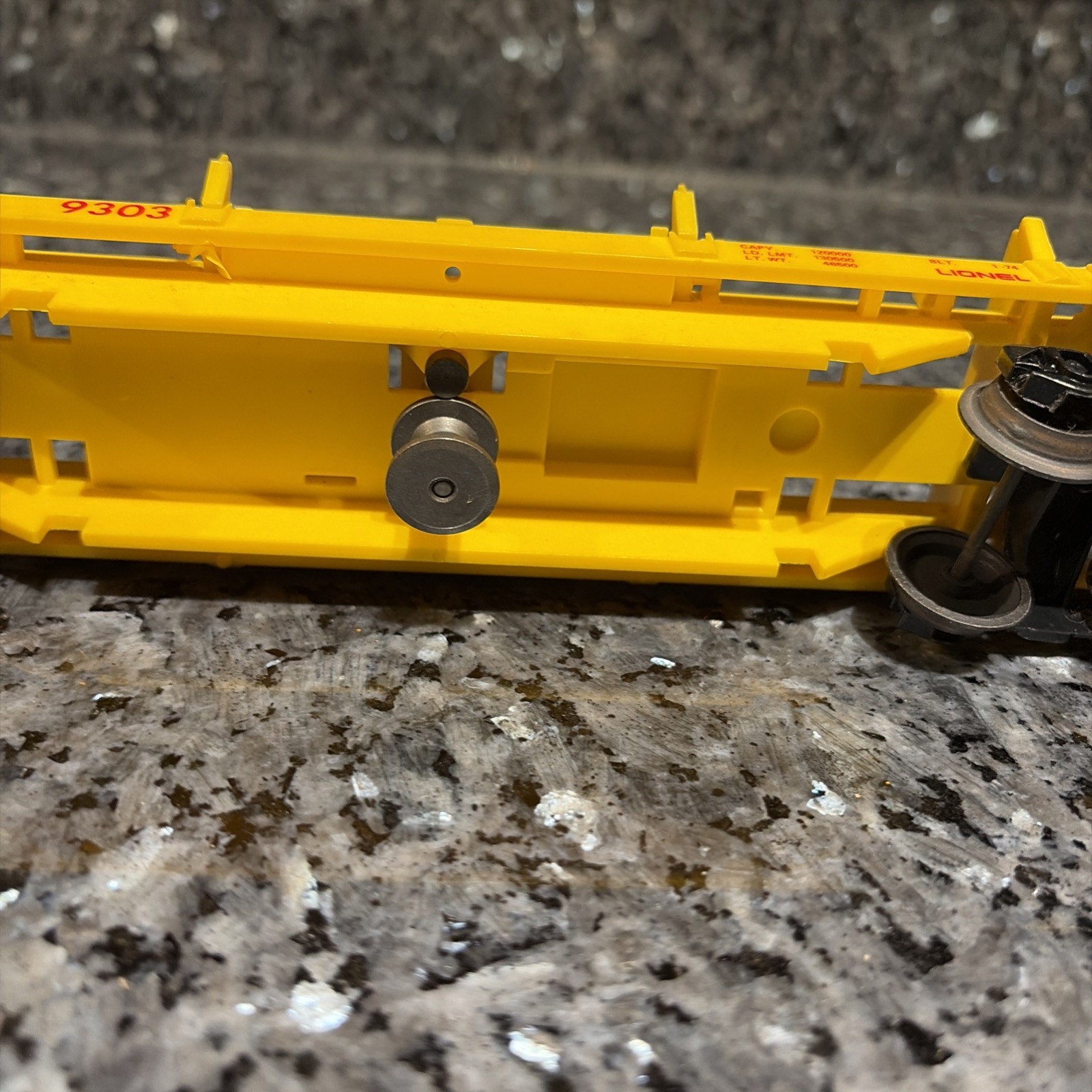Lionel 6-9303 0-27 Union Pacific Log Dump Car Vintage with 160 Bin