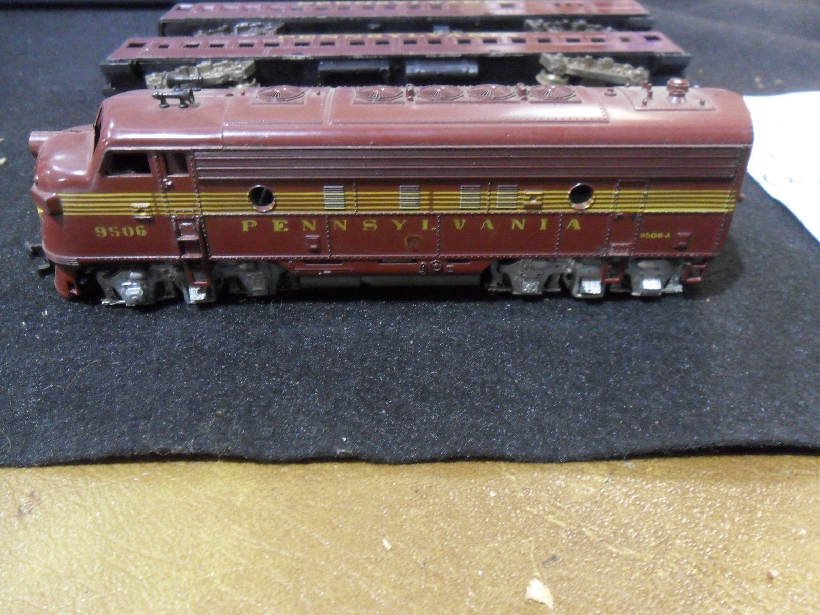 Vintage HO Pennsylvania Locomotive Train 9506 and Two passenger Cars Donations