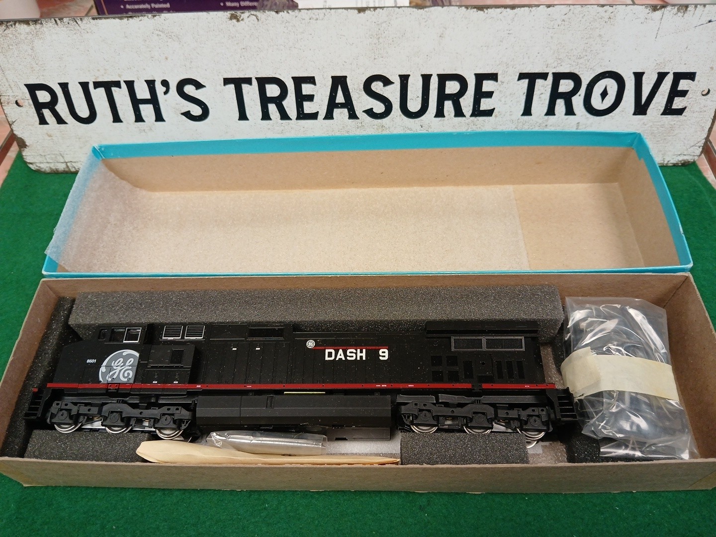 Athearn HO GE Dash 9 C44-9W GE Demo #8601 Diesel Locomotive DC Analog 4901 NEW