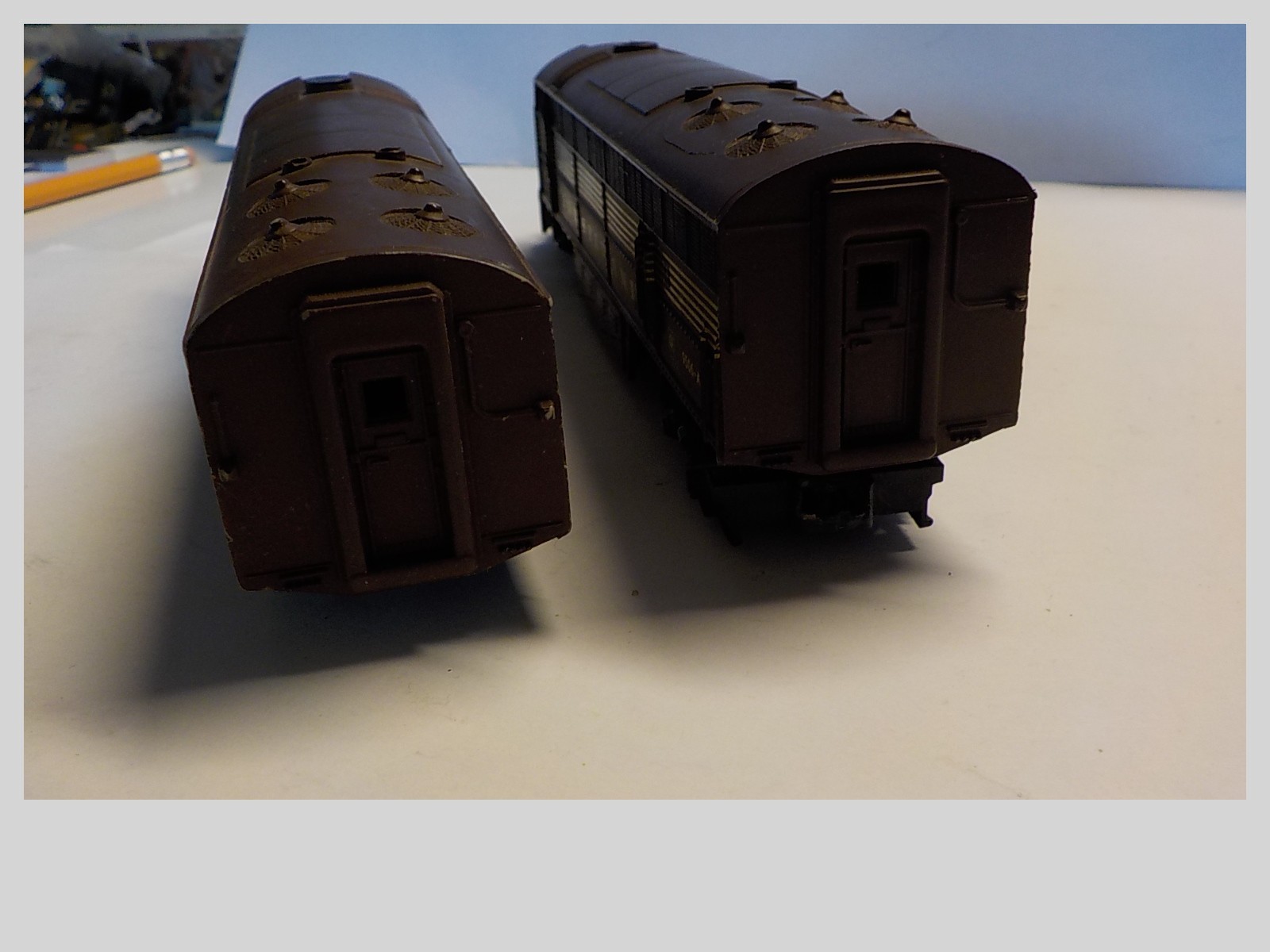 HO Lot Of 2 Vintage AHM Tempo Diesel Locomotive Pennsylvania 9506-A 1 Is A Shell