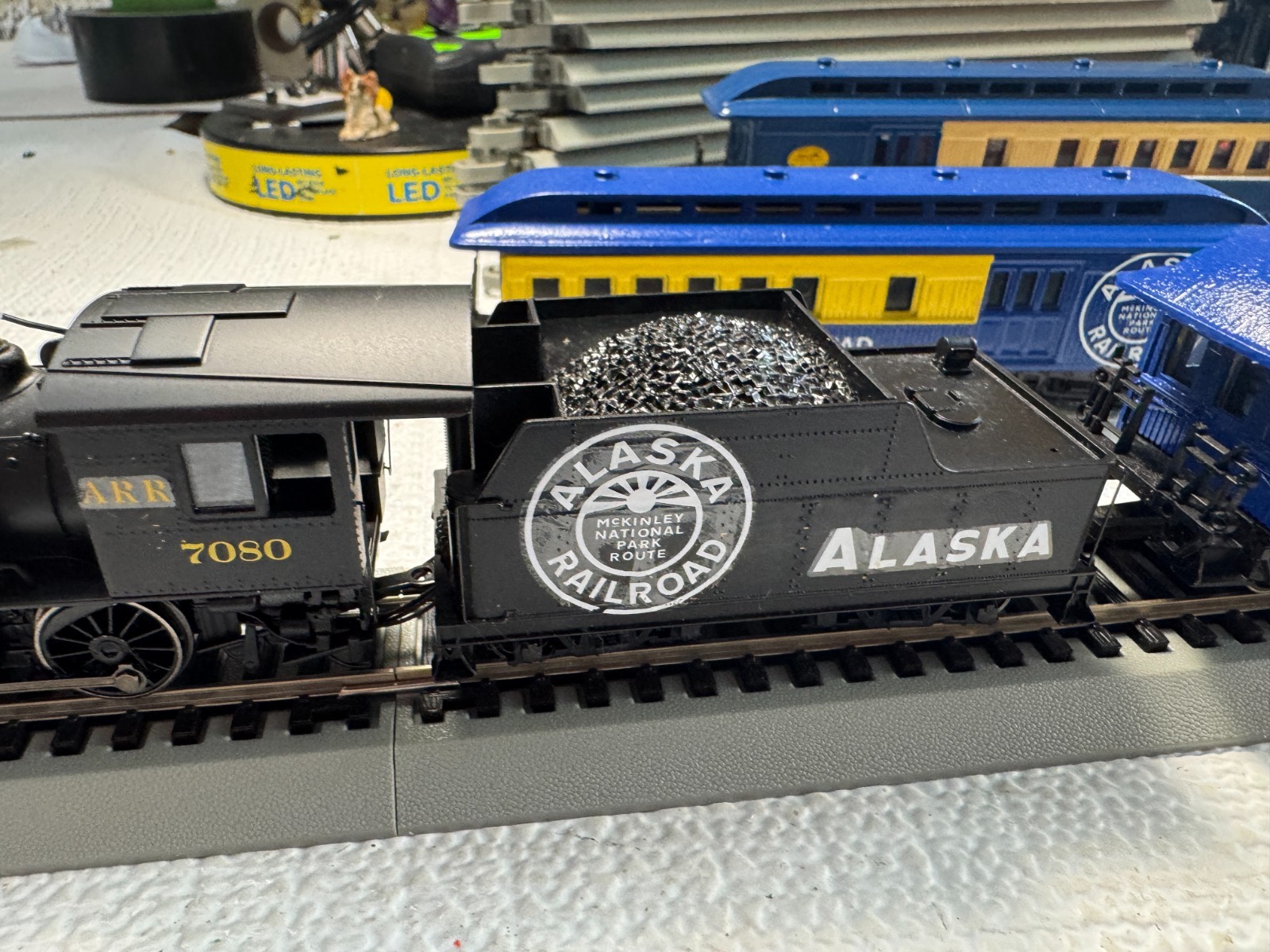 🚂 HO BACHMANN CUSTOM PAINTED ALASKA PASSENGER SET, TRACK,DCC CONTOLLER 💥 H4005