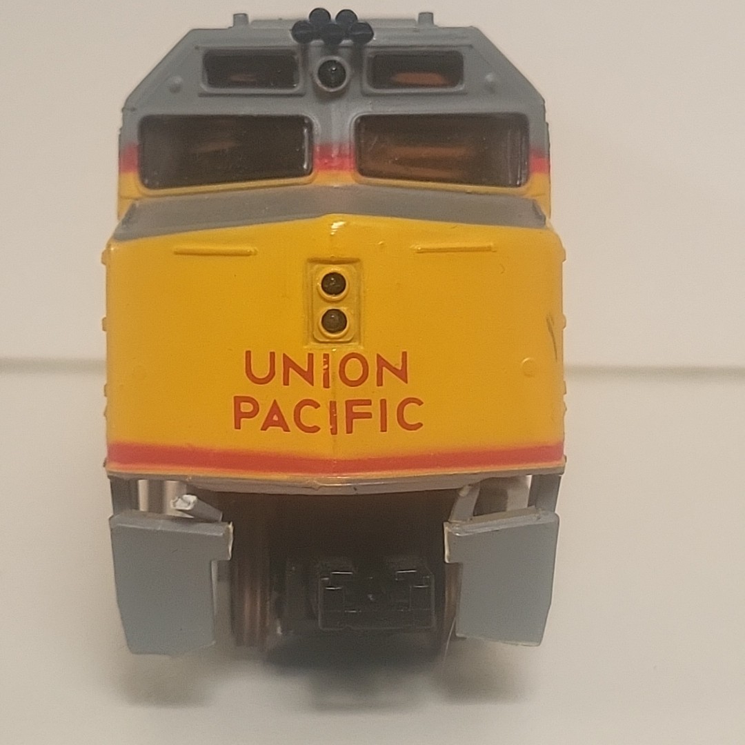 UNTESTED HO Scale Union Pacific 3901 yellow gray 1:87 scale Locomotive “AS IS”