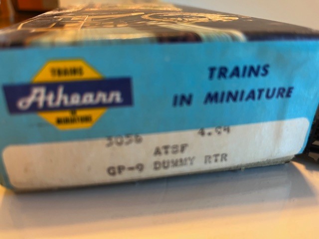 ATHEARN – HO Gauge – ATSF – GP-9 Powered Diesel Engine & Dummy #2685 -Nice Pair!