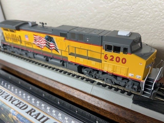 UNION PACIFIC- AC4400 ” BUILDING AMERICA FLAG ” LOCO- DC/DCC ready HO Scale NEW