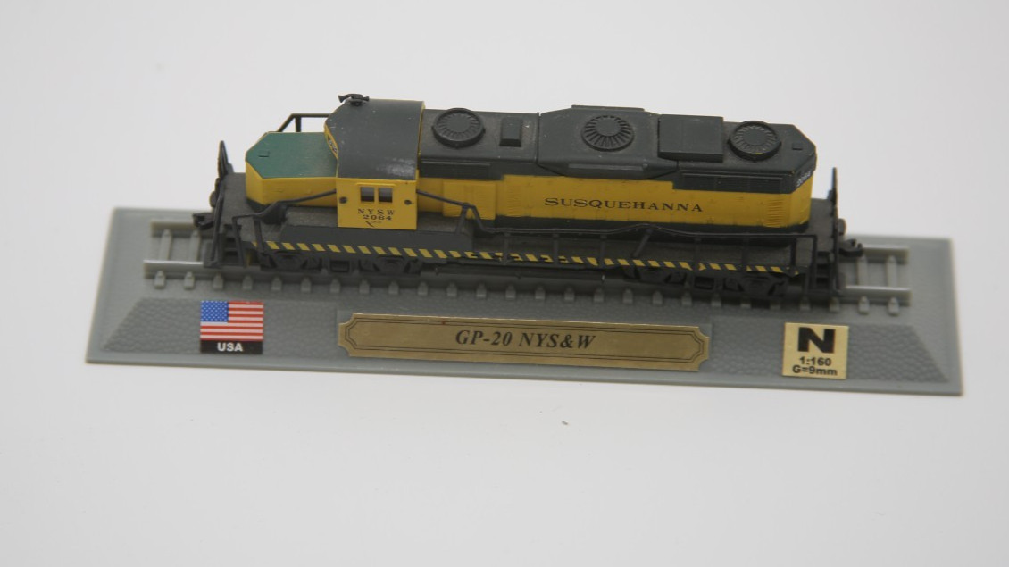 Train Replica’s die cast 1:31 scale 5 diesel locomotive engines