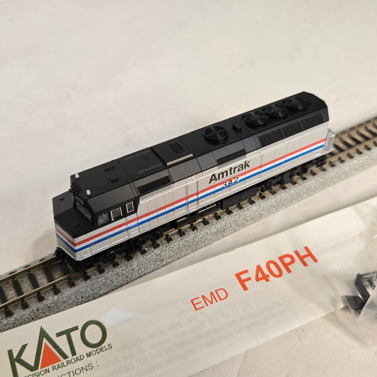 Kato 176-6101 Amtrak N EMD F40PH Locomotive. Runs. Japan.