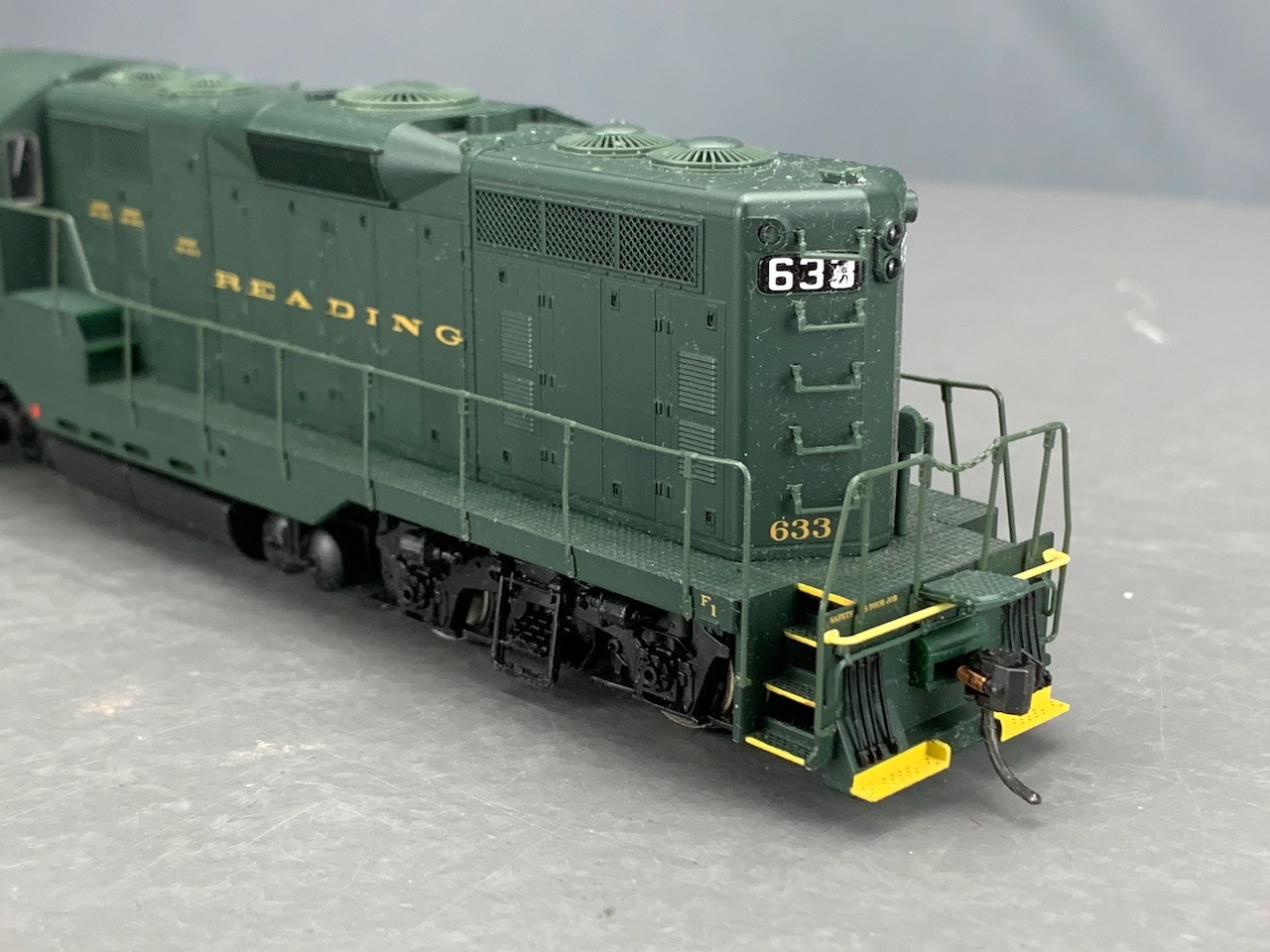 HO Proto2000 GP7 PhII Diesel Locomotive Reading #633 HO8380