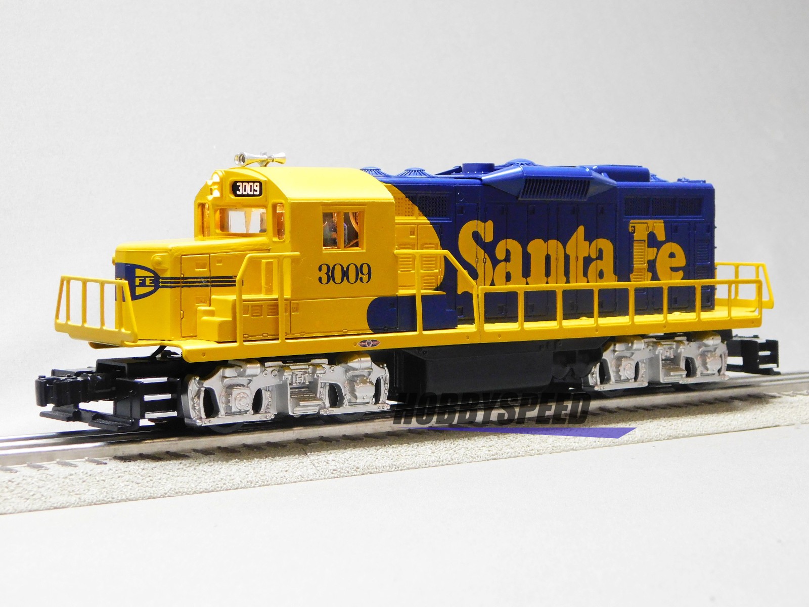 LIONEL SANTA FE LIONCHIEF PLUS 2.0 GP20 DIESEL ENGINE #3009 O GAUGE 2234140 NEW
