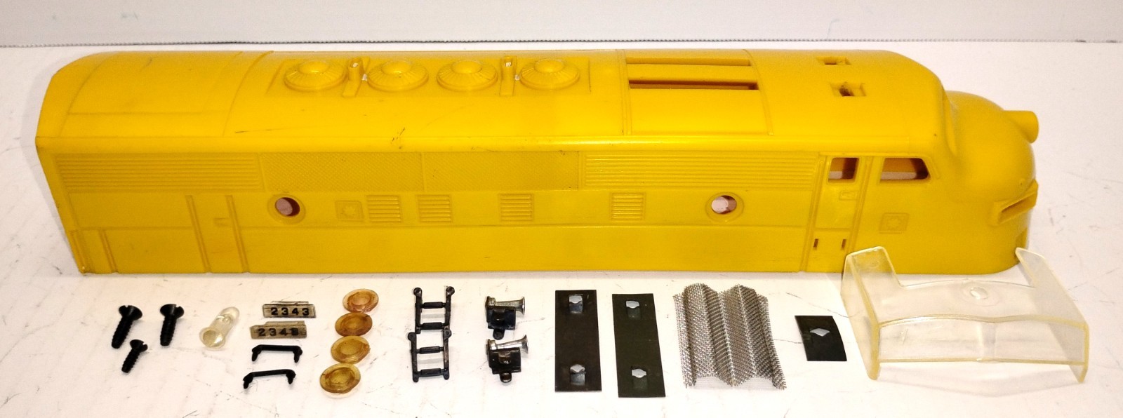 LIONEL #2343 YELLOW SHELL AND ORIGINAL F3 PARTS 1949-1950 -O GAUGE/USED