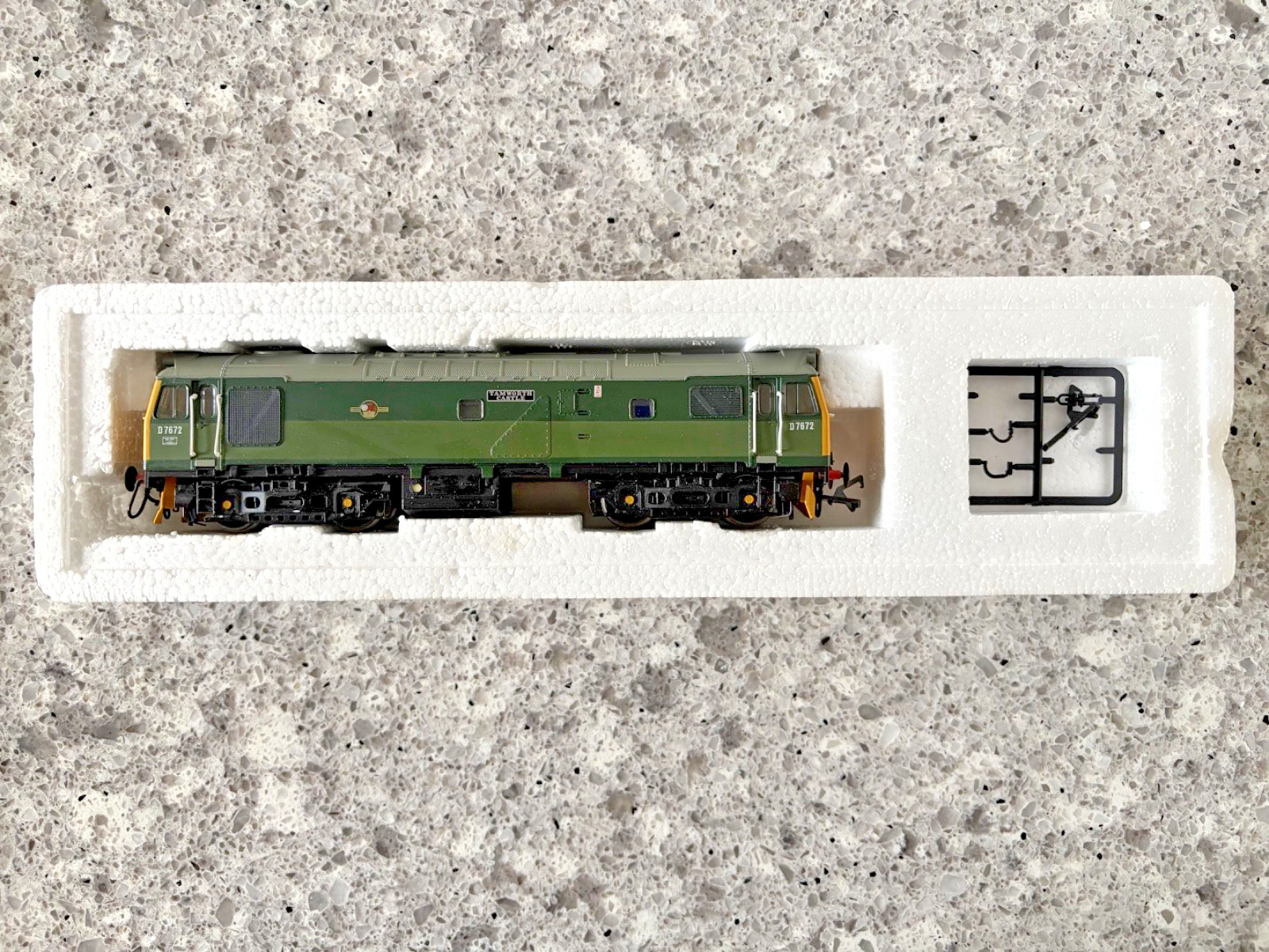 BACHMANN CLASS 25/3 B0-B0 DIESEL TWO TONE GREEN TAMWORTH CASTLE DCC FITTED