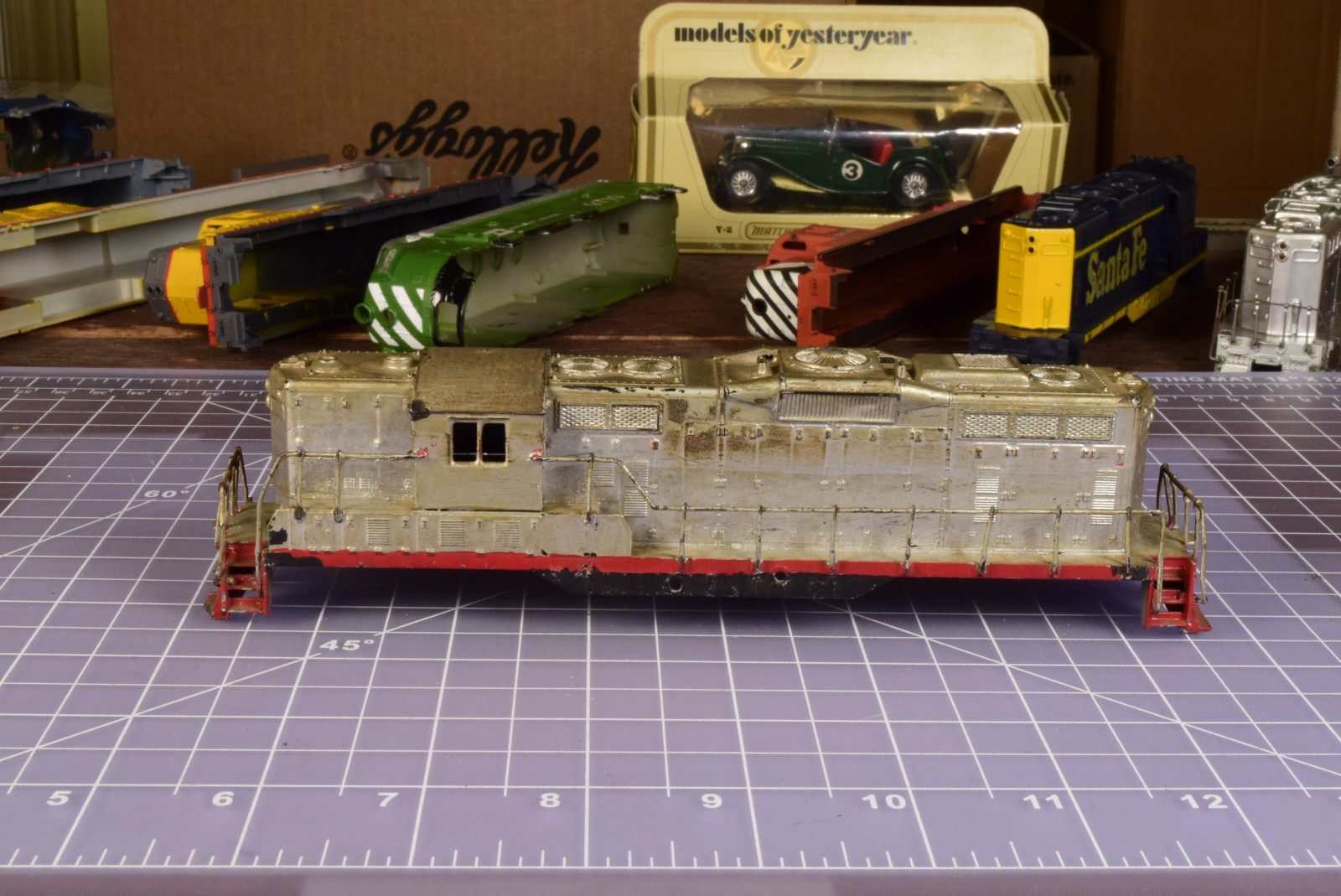 HO SHELL GP9 with Grunge Look, railings, no horns/inserts SH5