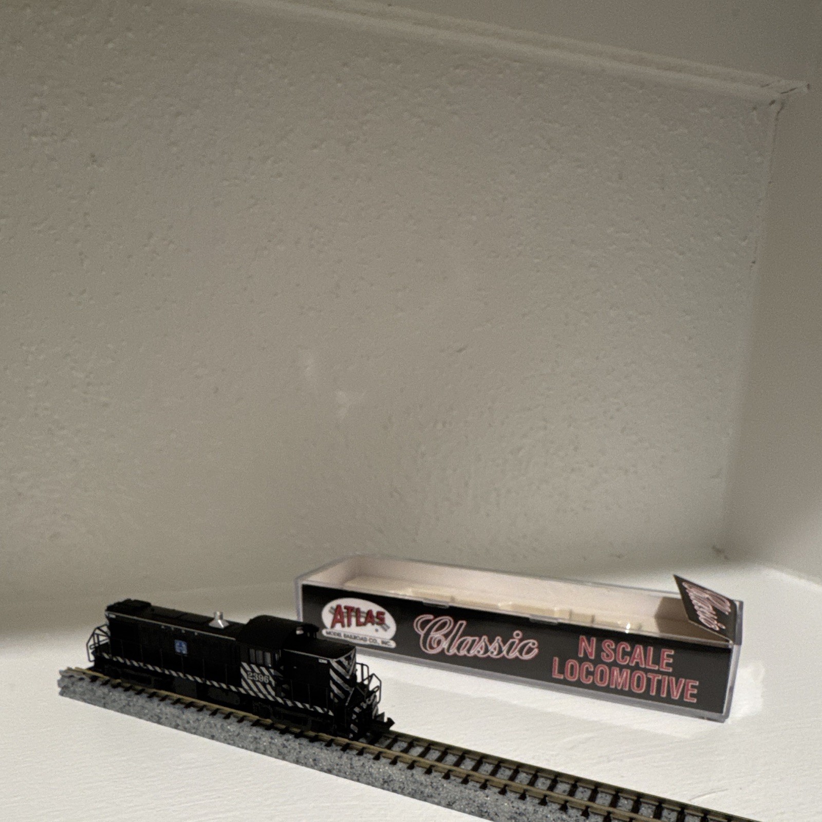 Atlas N RS-1 Diesel Locomotive Santa Fe 2396 Analog DC MPN 44002 Zebra
