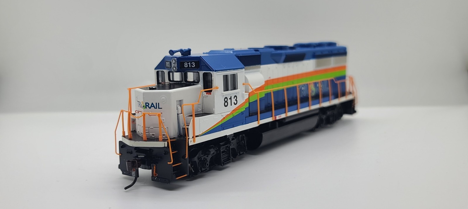 Athearn HO Scale GP50 Tri-Rail #813, Clean Condition