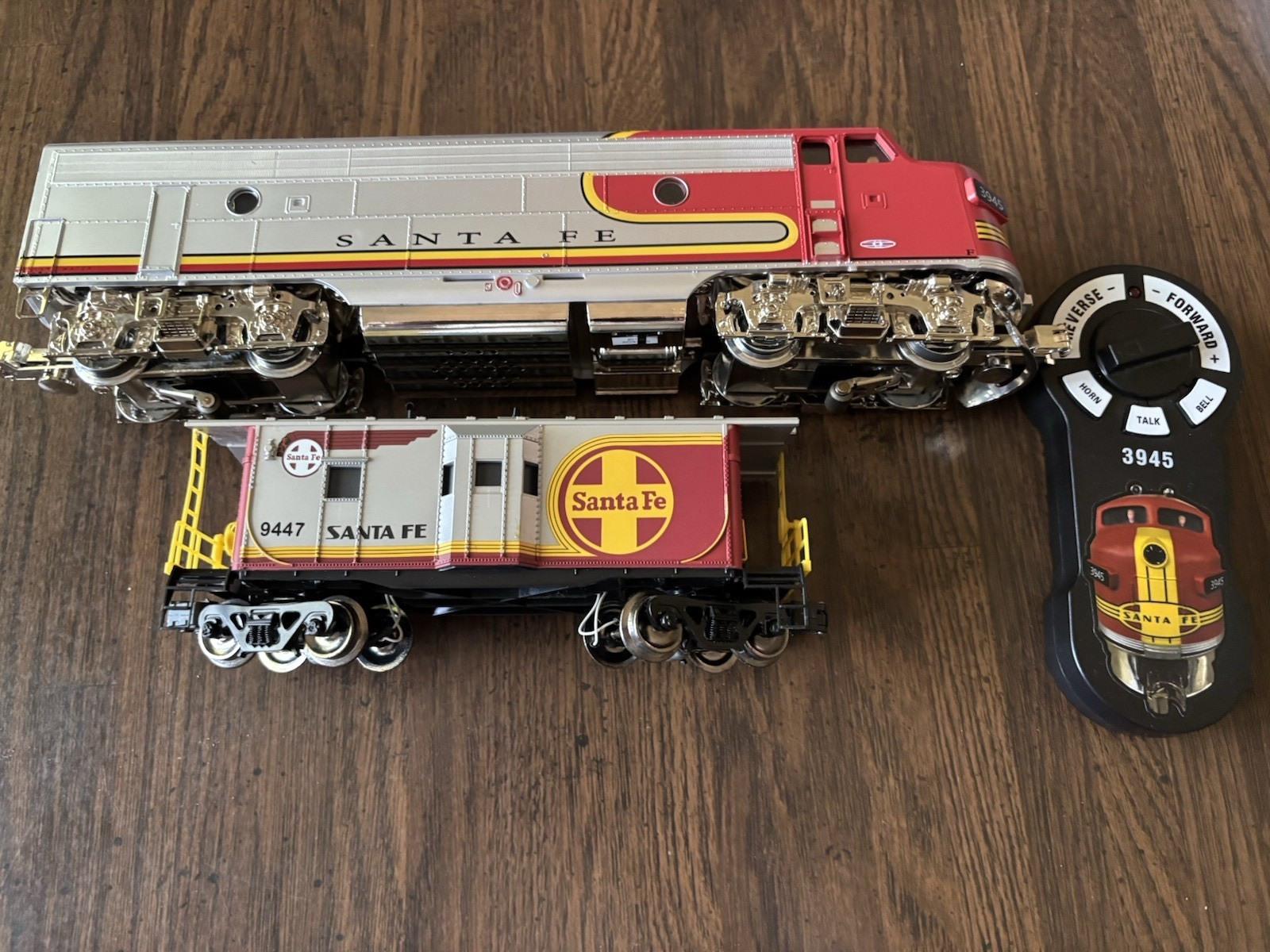 Menards F-3 Santa Fe War Bonnet #3945, Caboose & Beta 4.5 Remote – Dual Motor