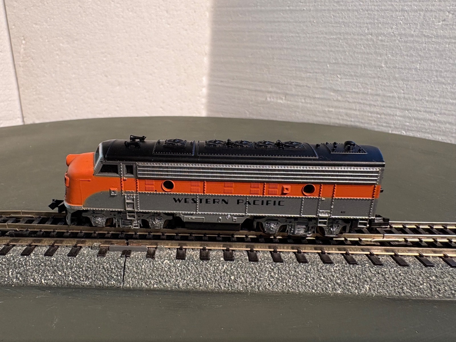 TESTED: N Scale Life-Like Western Pacific F7A Diesel Locomotive (26-872)