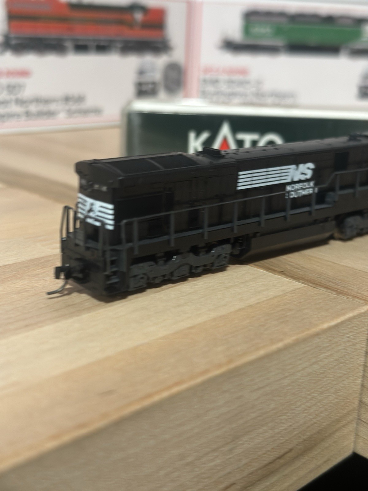 KATO N Scale GE C30-7 Norfolk Southern #8031 DC Analog Diesel Loco USED