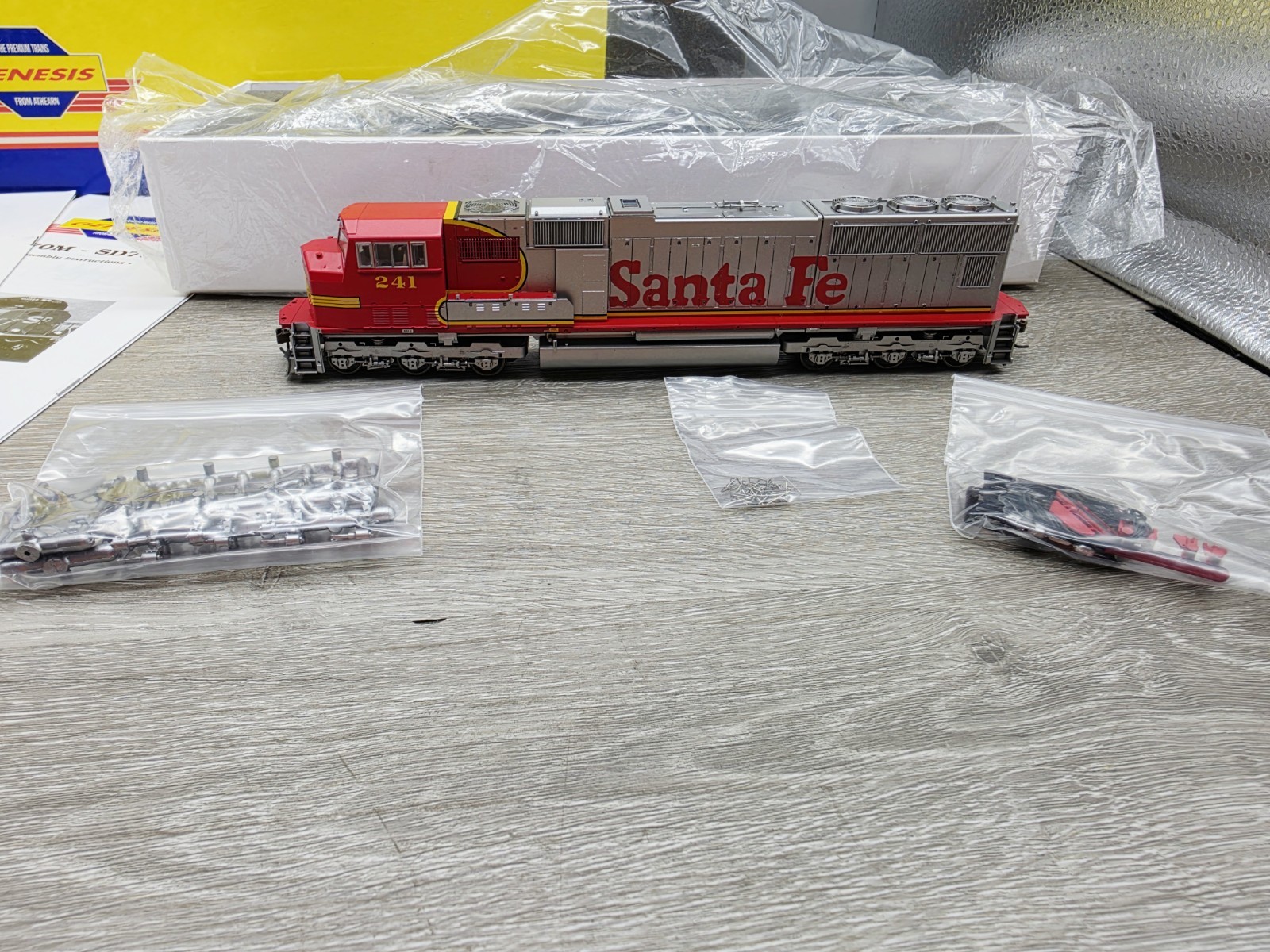 HO Scale Athearn Genesis G6138 SD75M Diesel Locomotive Santa Fe #226 Lot#6104
