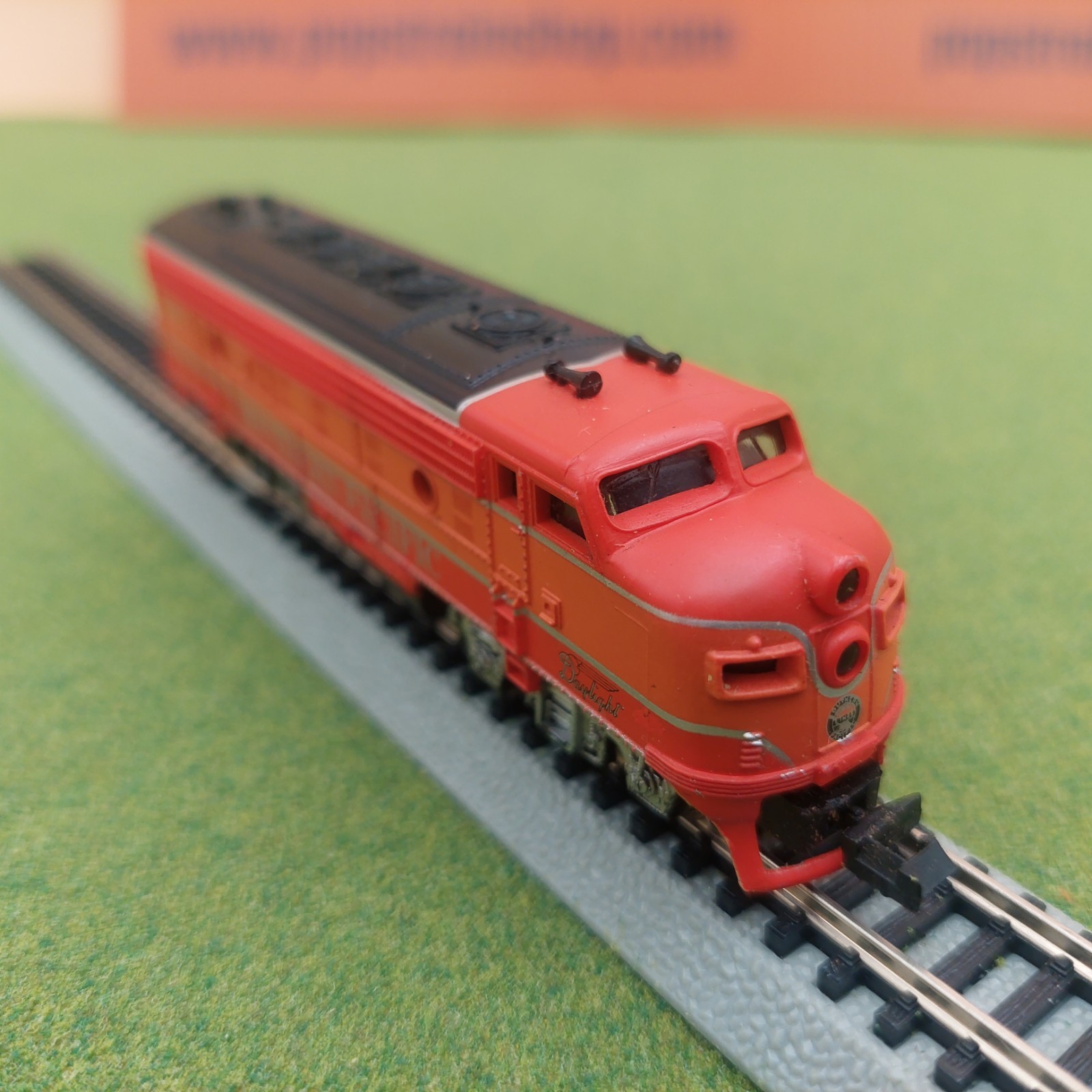Life-Like ~ N-Scale #6405 Southern Pacific “Daylight Paint Scheme” F 7 Diesel