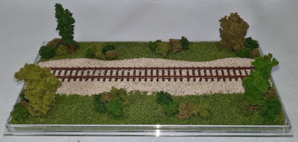 N SCALE – SINGLE TRACK 8″ – DISPLAY CASE- “SUMMER SCENE” -FOR ANY N TRAINS