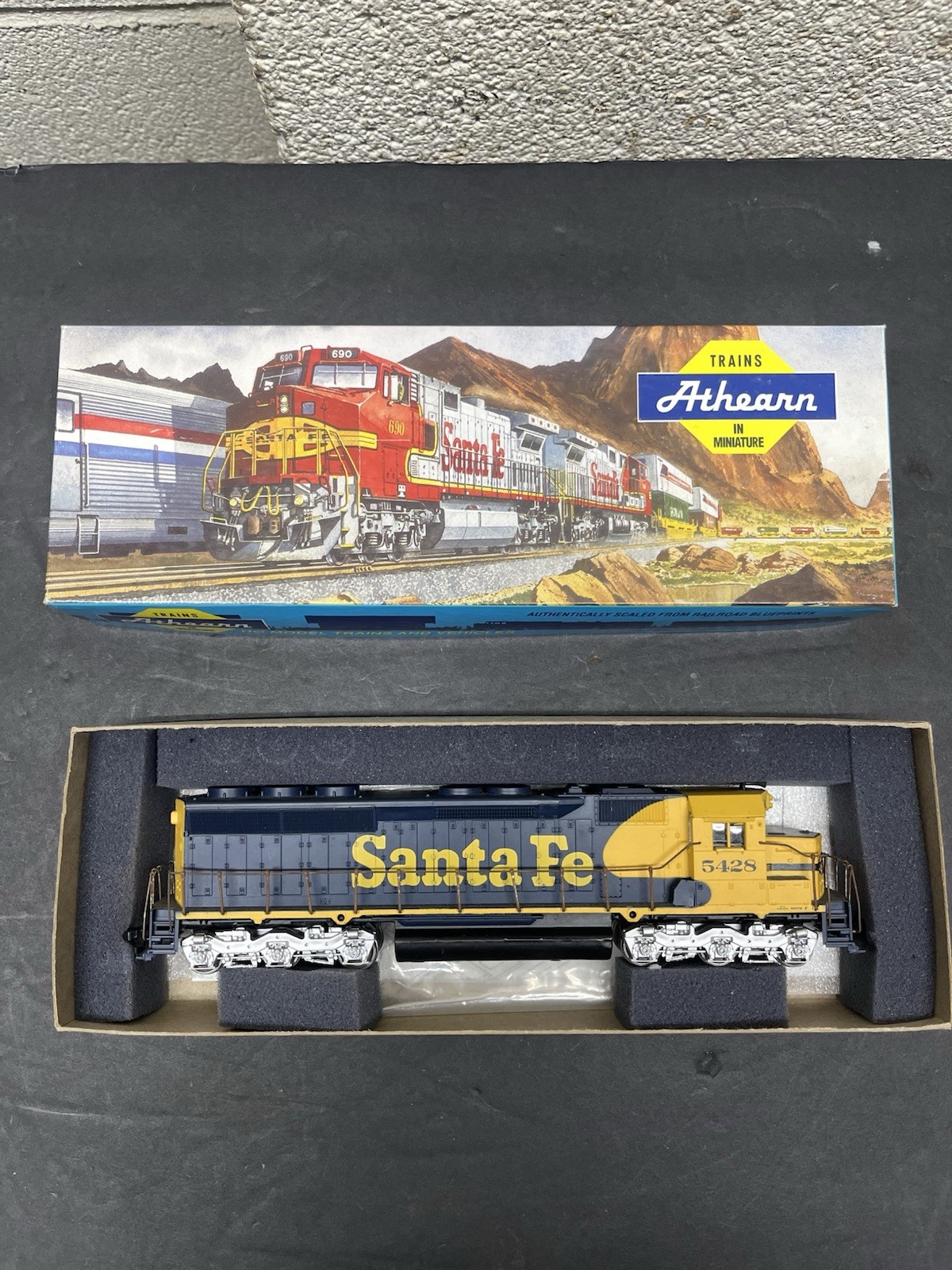 Vintage Athearn 4173 SD45 SANTA FE # 5428 WARBONNET Powered Locomotive HO Scale