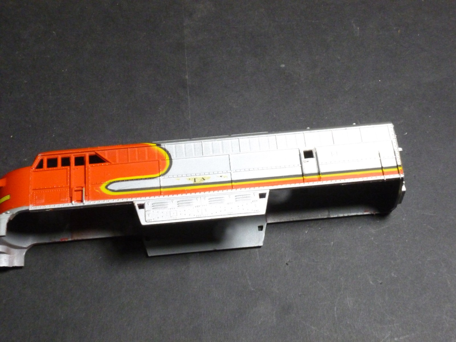 Ho AHM Diesel locomotive sharknose shell santa fe