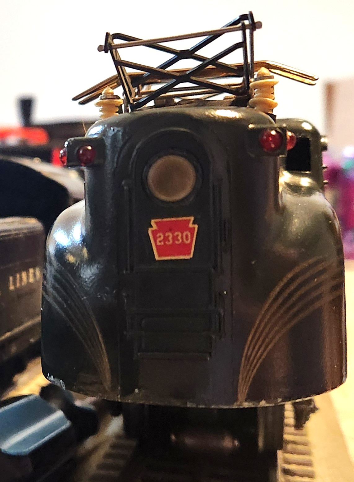 LIONEL POSTWAR 2330 GREEN GG1 FOR PARTS OR RESTORATION, VERY CLEAN SHELL. RUNS.