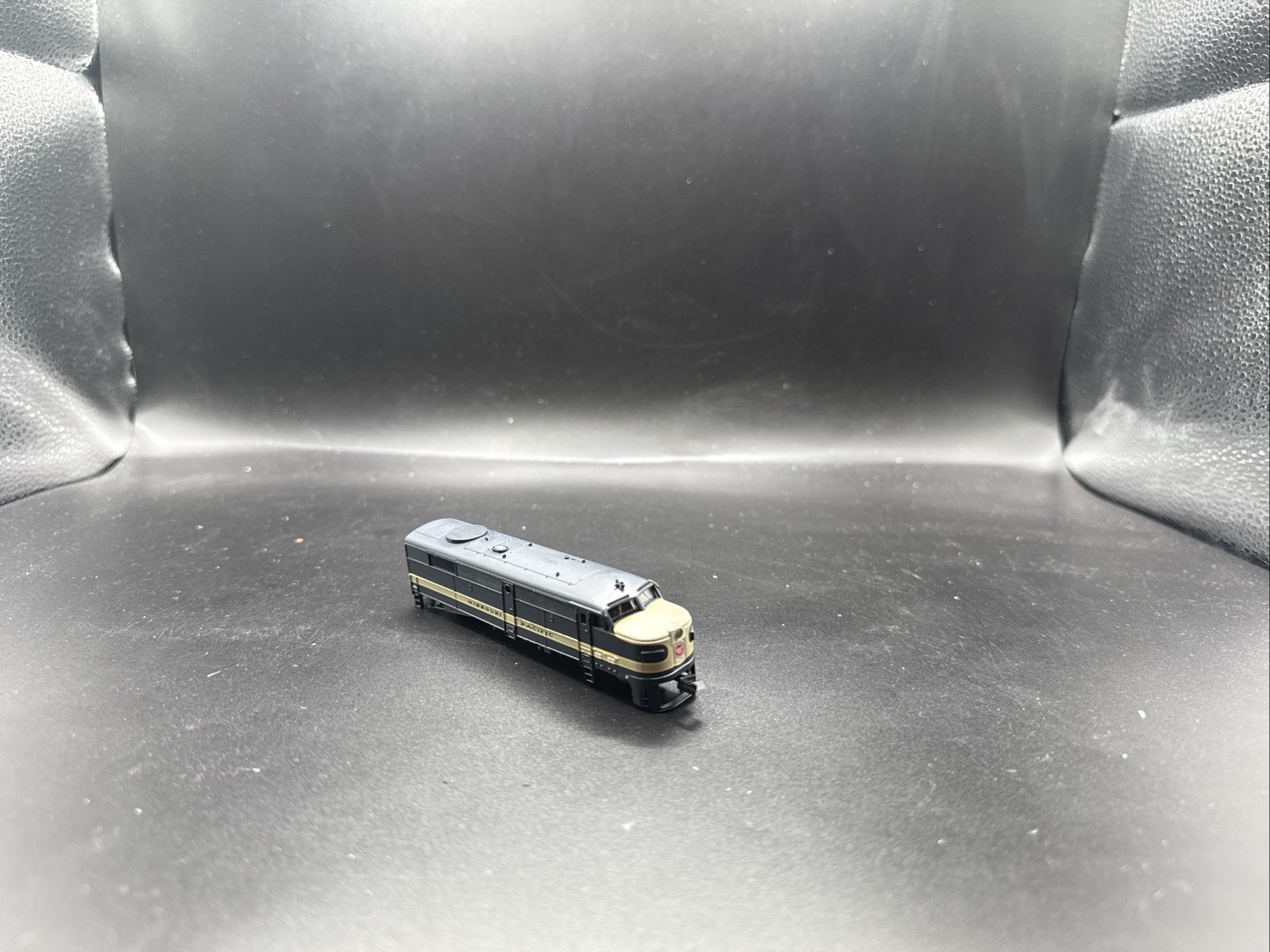 Life Like 7928 N Scale – Missouri Pacific #352 FA2 Diesel Locomotive READ F.53
