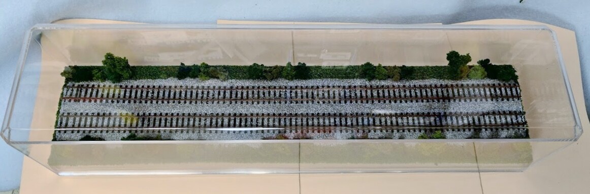 N SCALE 16″ DOUBLE-TRACK DISPLAY CASE – SUMMER SCENE-FOR ANY N TRAINS