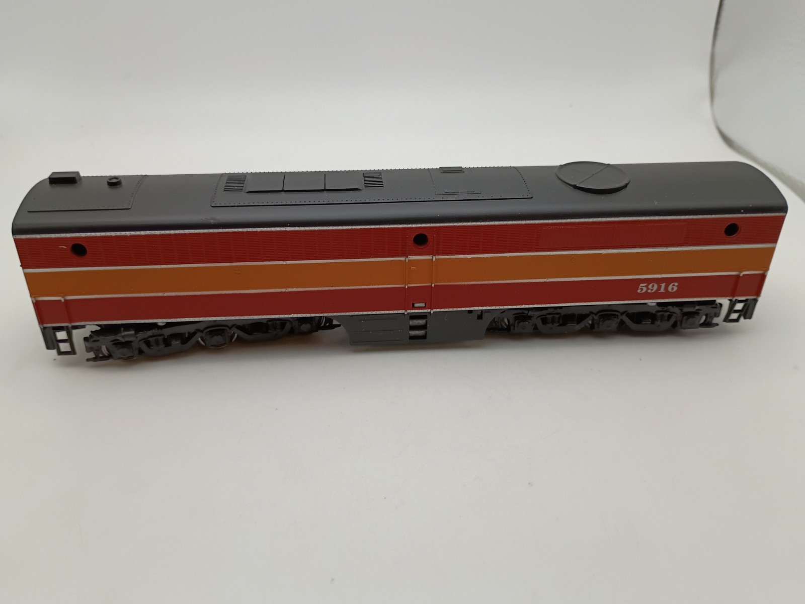 Athearn HO Alco PB1 Powered Diesel Southern Pacific Daylight #5916