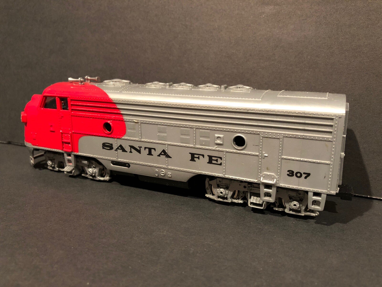 HO Scale Bachmann Santa Fe 307 Powered EMD F9 Diesel Engine in Original Box RARE