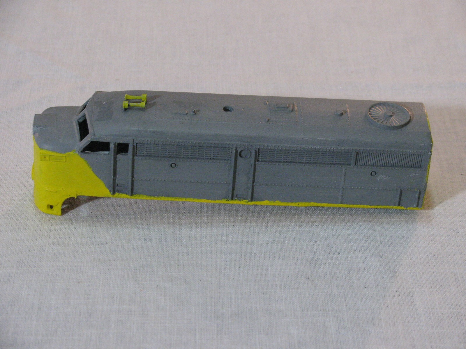 Vtg HO Scale Diesel Locomotive Shell ONLY,Unlettered No #,Yellow/Gray,Unmarked r