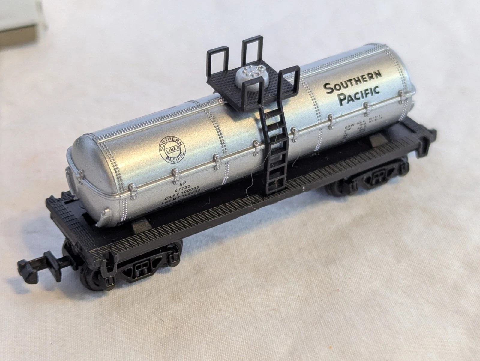 Southern Pacific 36′ Tank Car, Silver, N Scale Model, vintage 1995, NEW in Box