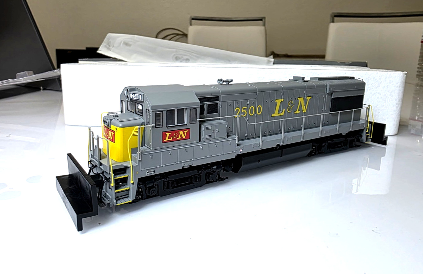 HO SCALE WALTHERS PROTO 2000,U28B,Louisville & Nashville#2500 DCC &W/ SOUND