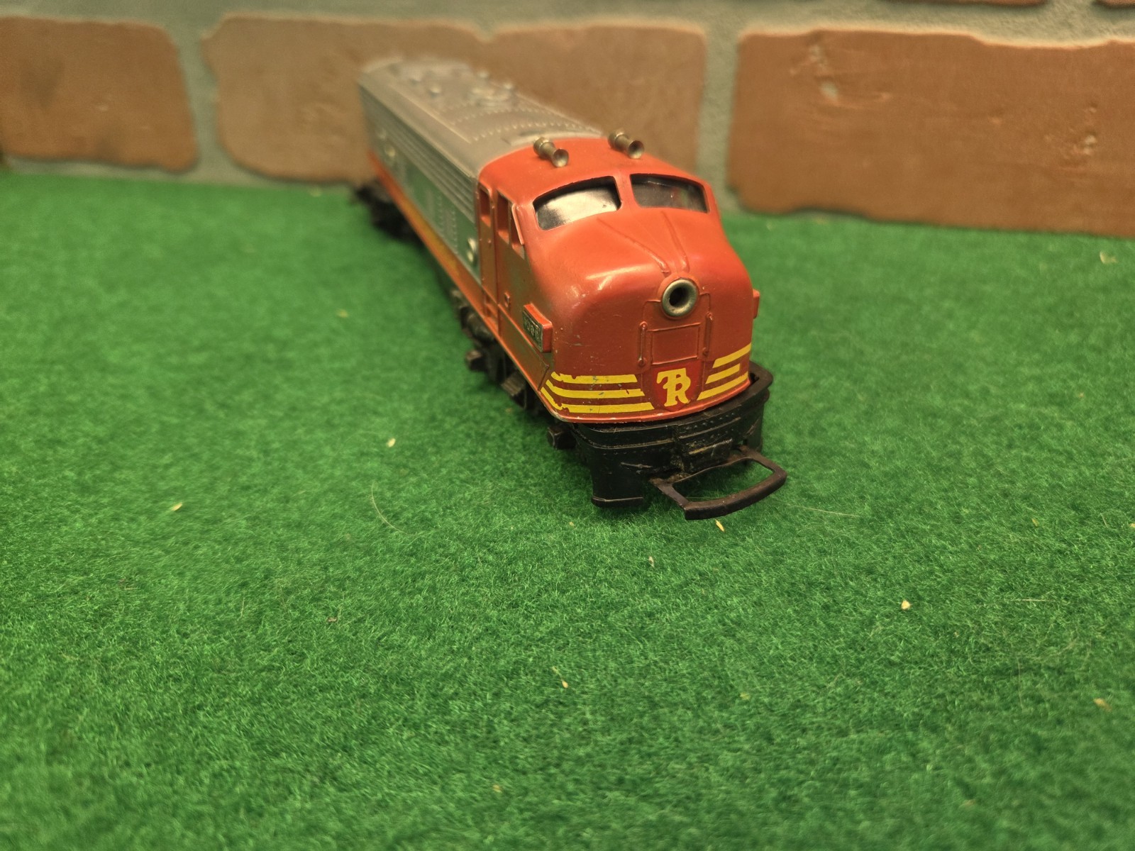 Triang Hornby HO/OO R.55 TransAustralia Diesel Locomotive Runs