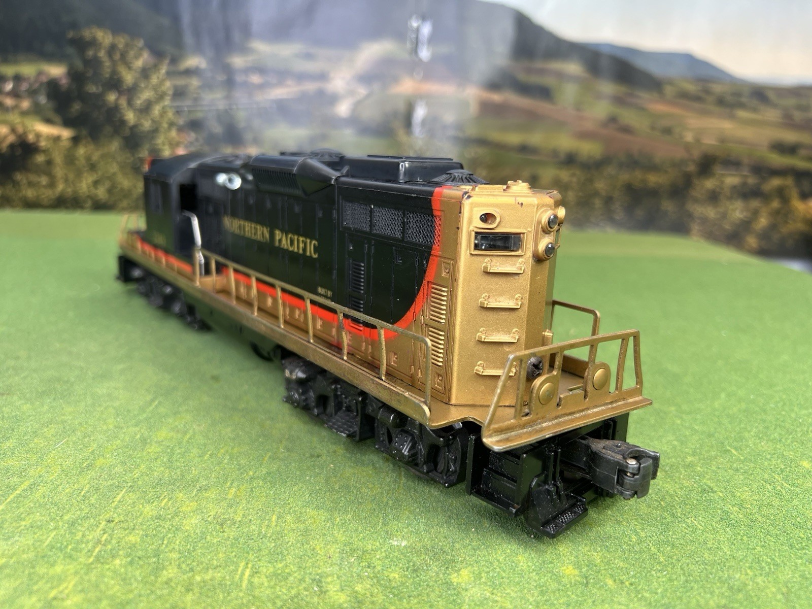 ORIGINAL LIONEL POST WAR 2349 N.P. GP-9 DIESEL 1958 NORTHERN PACIFIC VERY NICE!!