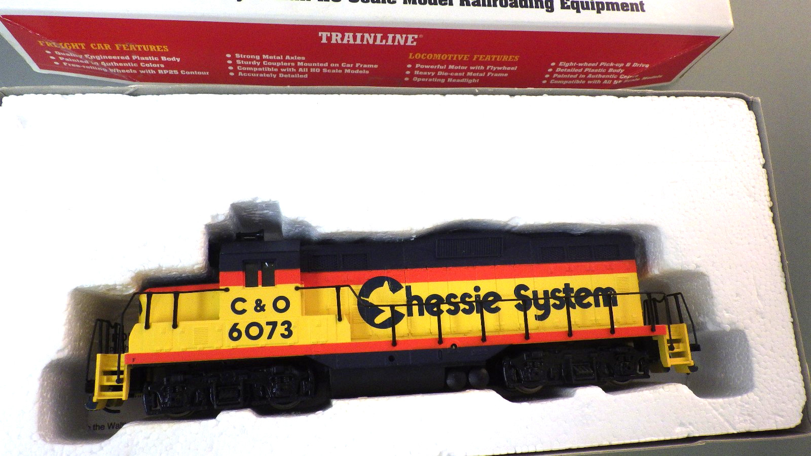 HO-Walthers 931-124 Trainline GP9M POWERED Locomotive in Box *C&O Chessie System
