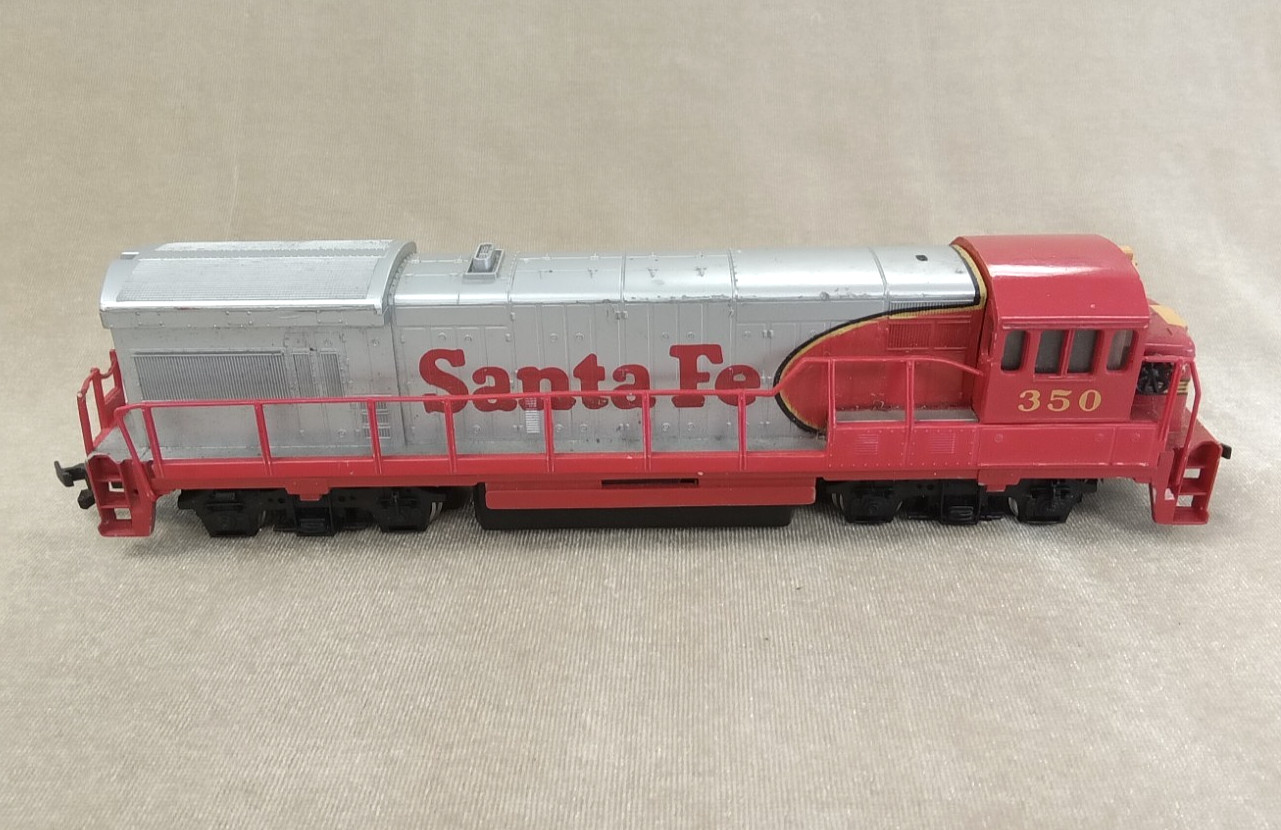 HO Gauge Bachman Santa Fe #350 Diesel Locomotive and Caboose Set * XXMR412E