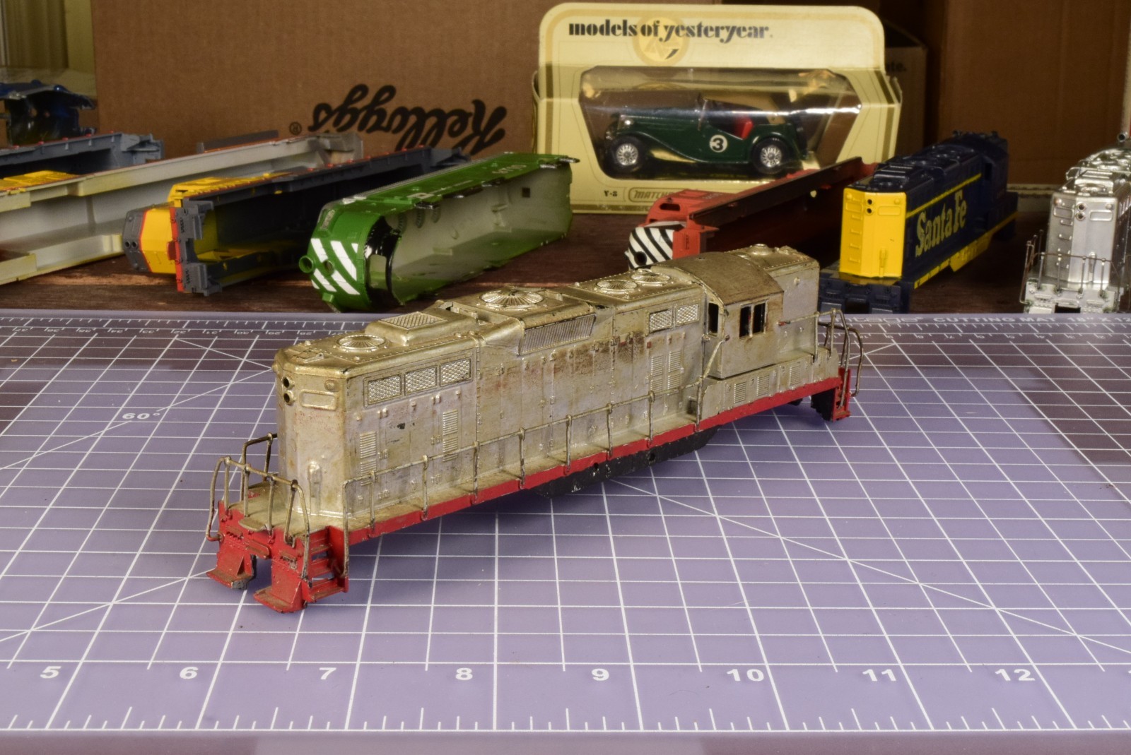 HO SHELL GP9 with Grunge Look, railings, no horns/inserts SH5