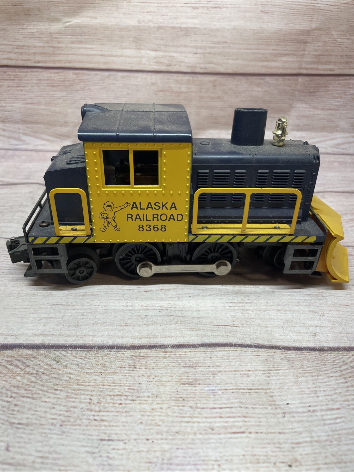 Lionel Alaska Railroad 8368 O Gauge Motorized Switcher Locomotive Snowplow