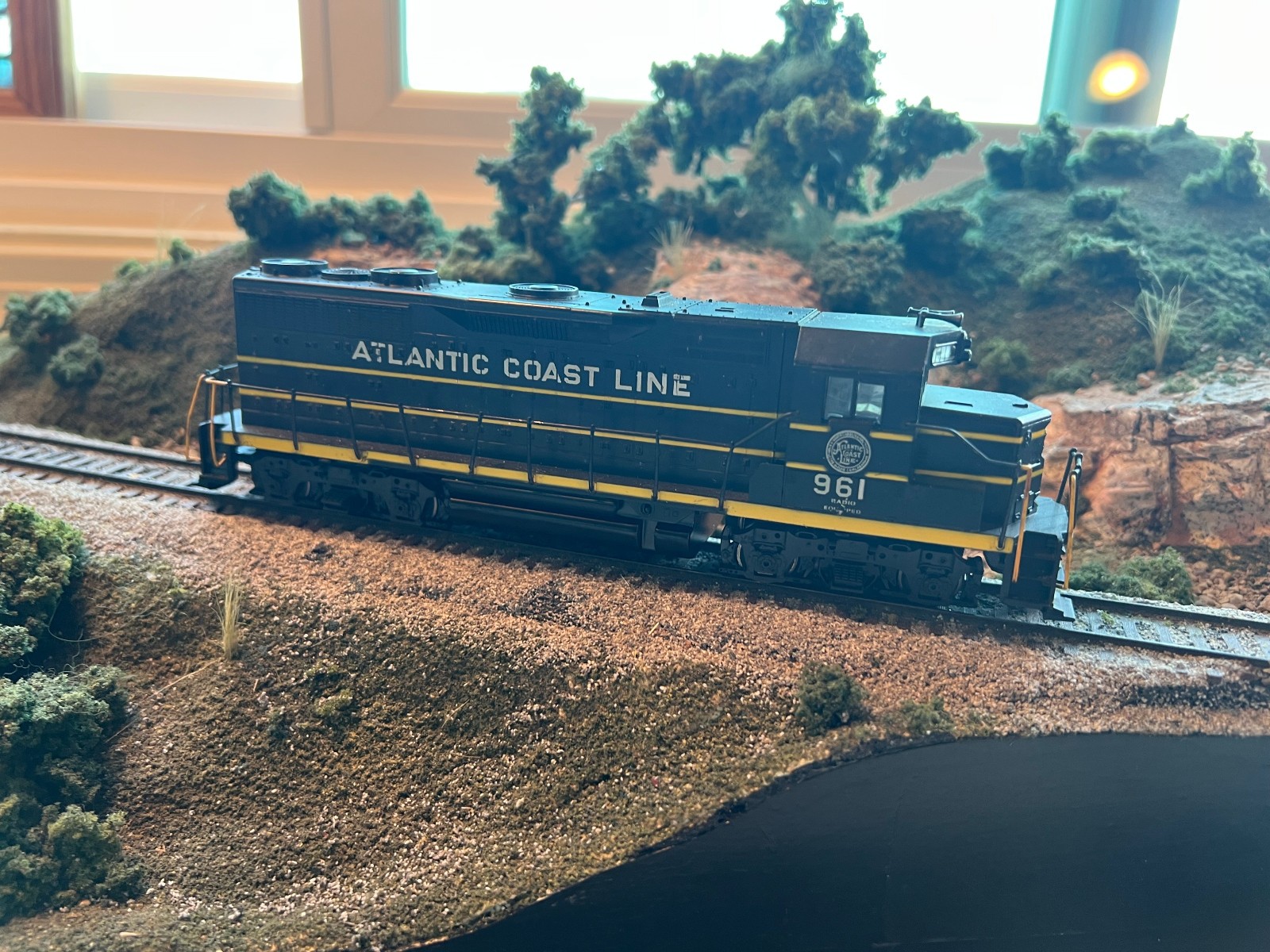 ATHEARN ~ SEABOARD GP-35 POWERED LOCOMOTIVE # 1415 HO SCALE RUns