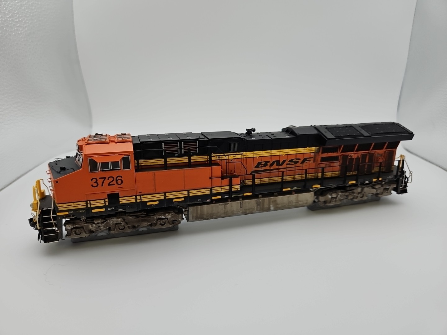 Scaletrains BNSF Railway ET44C4 #3726 W/ESU LokSound & DCC Custom Weathered