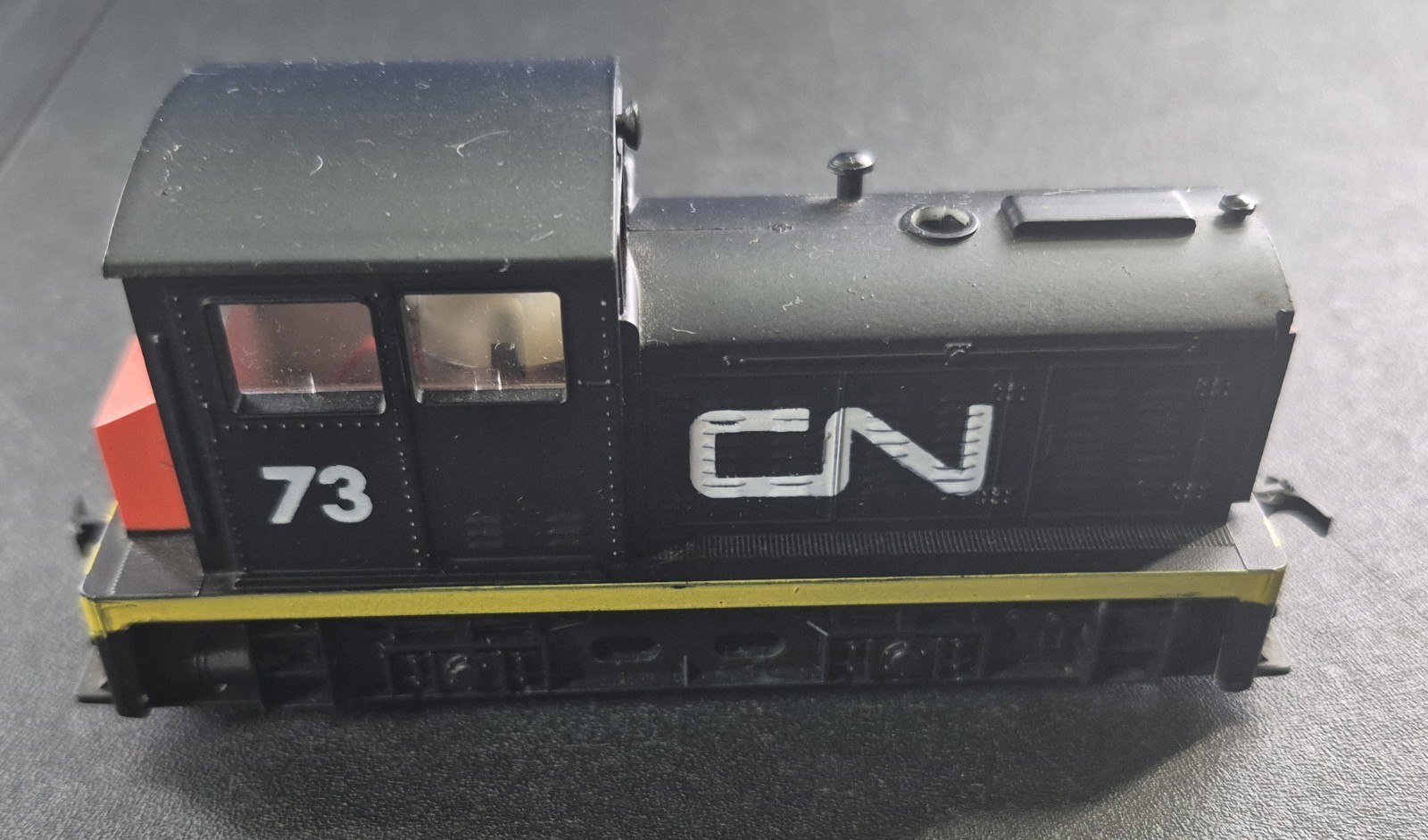 HO SCALE UNBRANDED CANADIAN NATIONAL SWITCHER LOCOMOTIVE – No Box Please Read