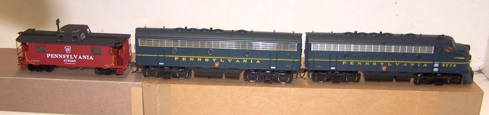 HO INTERMOUNTAIN F7a, F7b, BOWSER CABOOSE 478049, PENNSYLVANIA PRR 9779 DC